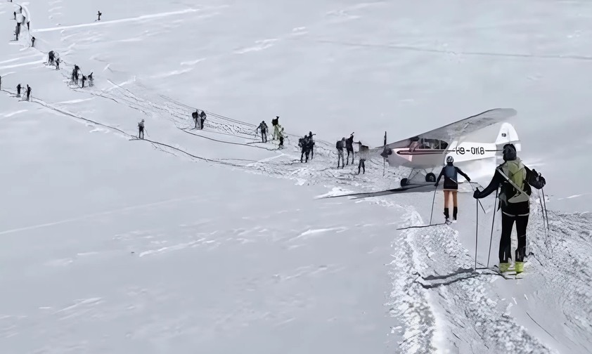 Der heikle Moment: Die Piper Supercub fährt durch die Teilnehmerinnen und Teilnehmer.