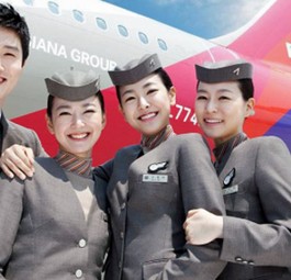 Crew von Asiana: Die Airline streicht Strecken aus ihrem Netz.