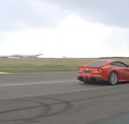 Ferrari auf dem Rollfeld: Lahme Ente gegen den Jet