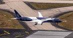 Die Boeing 787-9 von Lufthansa mit der 100-Jahre-Sonderlackierung: Die D-ABPU spielt am 6. April Luft Hansa.