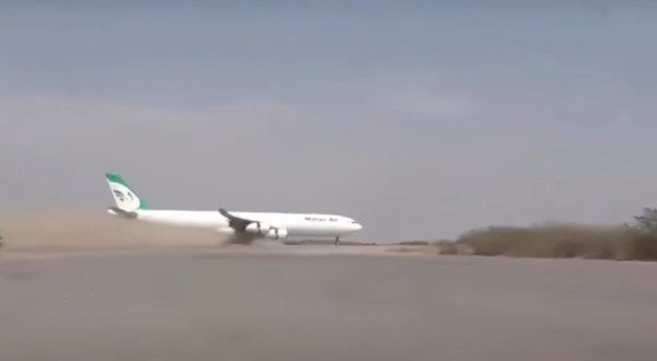 Airbus A340-300 von Mahan Air bei der Landung im Jemen: Der Airport ist seit zehn Jahren gesperrt.