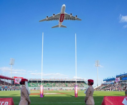 A380 von Emirates: Die Golf-Airline schickte einen A380 zur Feier des Nationalfeiertages über das Rugby-Stadion.