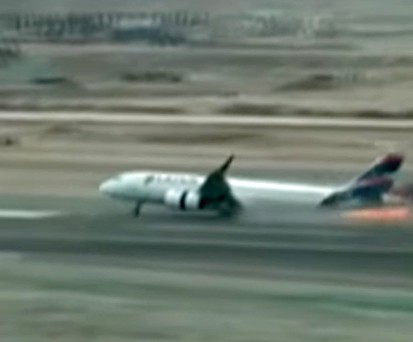 Airbus A320 Neo von Latam stößt auf Piste mit Fahrzeug zusammen