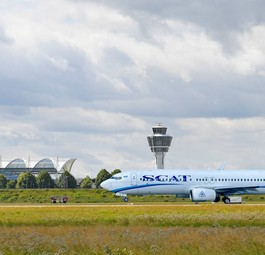 Boeing 737 von Scat Airlines am Flughafen München (Montage): Ende Mai sollen die Flüge starten.
