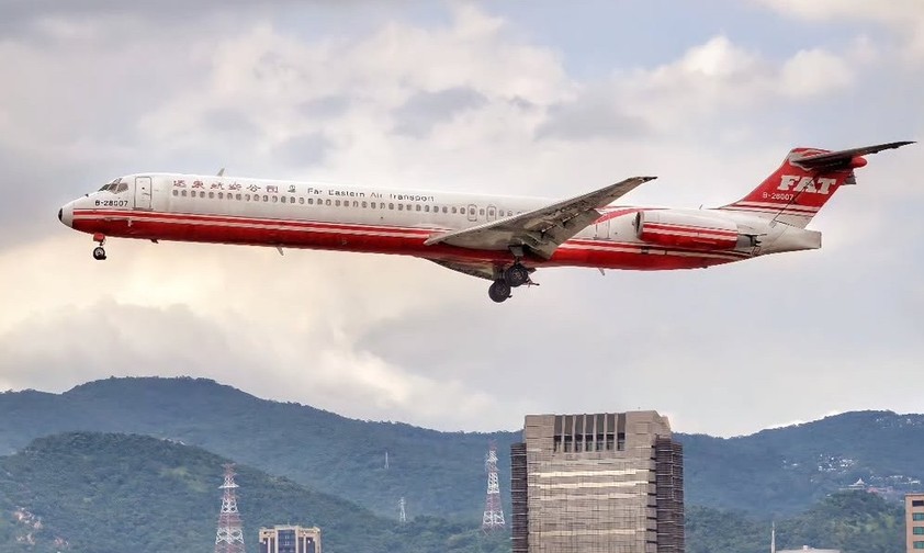 Die McDonnell Douglas MD-83 von Far Eastern Air Transport: WuUrde jetzt verkauft.