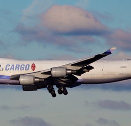 Platz 10: China Airlines Cargo. 5,3 Millionen Tonnen Fracht (2014). Die Anbieterin fliegt mit 18 Jets vom Typ Boeing 747-400. Sie nutzt aber auch Raum in den über 80 Passagierflugzeugen.