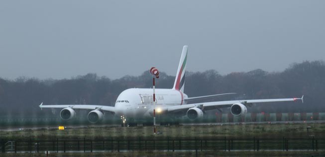 Airbus A380 von Emirates in in Hamburg-Finkenwerder: Die Golfairline baut die Flotte aus.