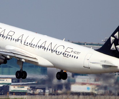 Jet in Star-Alliance-Bemalung: Verknüpfung mit anderen Verkehrsmitteln.