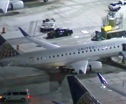 Mann springt in Los Angeles aus rollendem Flugzeug
