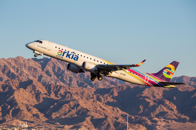 In der Abendsonne und mit den Bergen Jordaniens im Hintergrund nimmt Arkia Airlines‘ Embraer E195 Kurs auf Tel Aviv.