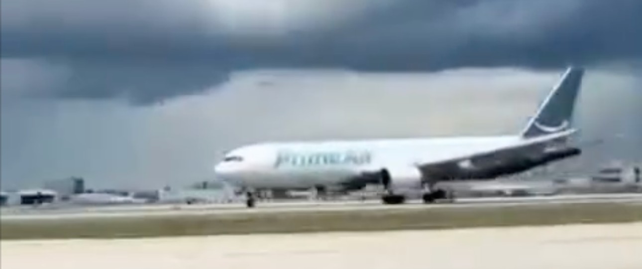 Boeing 767 in Bemalung von Amazon: Das linke Hauptfahrwerk berührte den Boden nicht. 