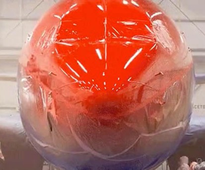 Hier entsteht ein ganz schön buntes Flugzeug