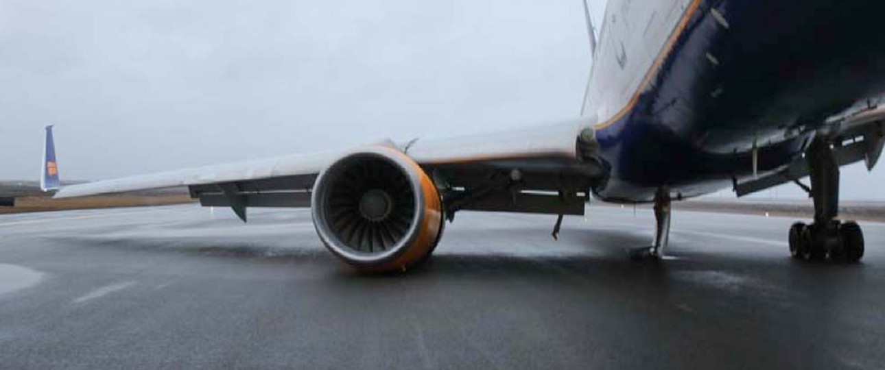 Boeing 757 von Icelandair nach dem Vorfall in Keflavik: Ermittler vermutet Einbau von falschen Schraub-Bauteils.