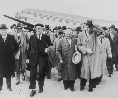 Zur Flughafen-Eröffnung landete ein Flugzeug von Britisch European Airlines (BEA) aus Berlin kommend in Hannover. Mit an Bord: Berlins Regierender Bürgermeister Ernst Reuter (mit Baskenmütze).