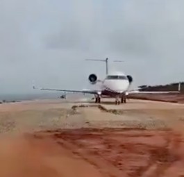 Die Bombardier Challenger 600 am Ende des asphaltierten Teils der im Bau befindlichen Straße.