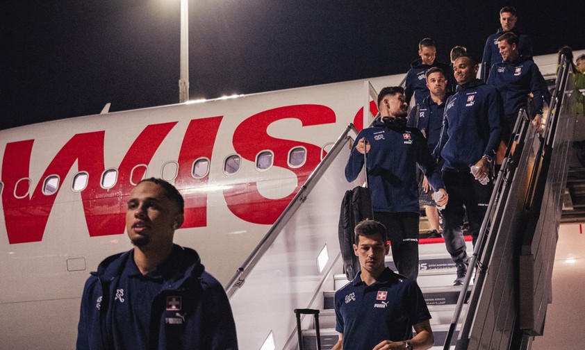 Mit welchen Flugzeugen die Fußball-Nationalmannschaften zur Weltmeisterschaft in Katar fliegen: Das Team aus der Schweiz reiste mit einem Airbus A330-300 (Kennzeichen HB-JHJ) von Swiss von Zürich nach Doha.