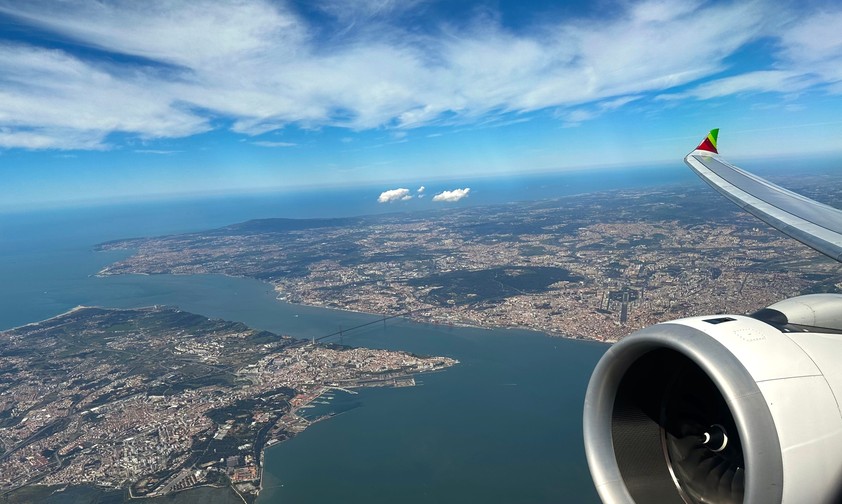 Blick aus einem Airbus A330 Neo von Tap auf Lissabon: Nun ist klar, wie die Privatisierung umgesetzt wird.