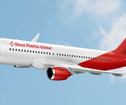 Flugzeug von Supernova Airlines: Unterwegs in den Farben von und für Nova Poshta.