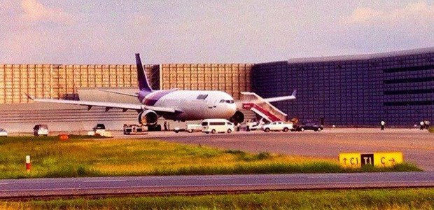 Der verunglückte Airbus A330 von Thai Airways: Die Maschine ist weg von der Piste.