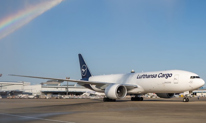 Die Boeing 777 F mit der Kennung Kennzeichen D-ALFF trägt den Taufnamen Konichiwa: Vorerst heißt es mal Saynoara.