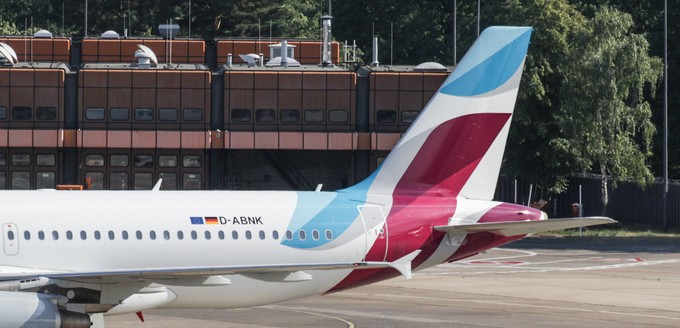 Lufthansas Billigtochter übernahm ebenfalls einen großen Teil der bankrotten Airline. Während einige von Air Berlin übernommene Flugzeuge in TXL unter neuen Farben wieder munter zur Startbahn rollen….