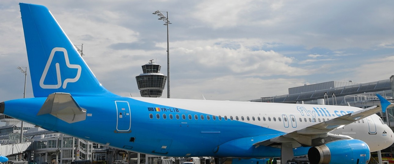 Airbus von Fly Lili am Flughafen München: DieFluglinie ist in den Fokus der rumänischen Finanzbehörden geraten.