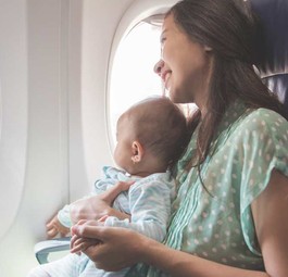 Eine Mutter mit ihrem Baby im Flugzeug: Babys sollen in den USA künftig besser gesichert werden.