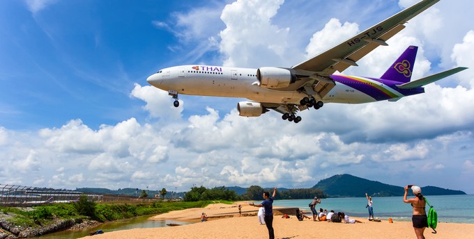 <strong>Platz 10: </strong>Thailand. Der Inlandsverkehr liegt aktuell bei <strong>55 Prozent</strong> des Vorjahresniveaus. Hier zu sehen, eine Boeing 777 von Thai Airways im Anflug auf Phuket über den berühmten Mai Khao Beach.