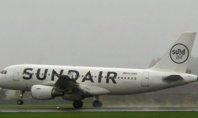 Der Airbus A319 von Fly Air 41, der für Sundair fliegt: Verdrehtes Fahrwerk machte Probleme.