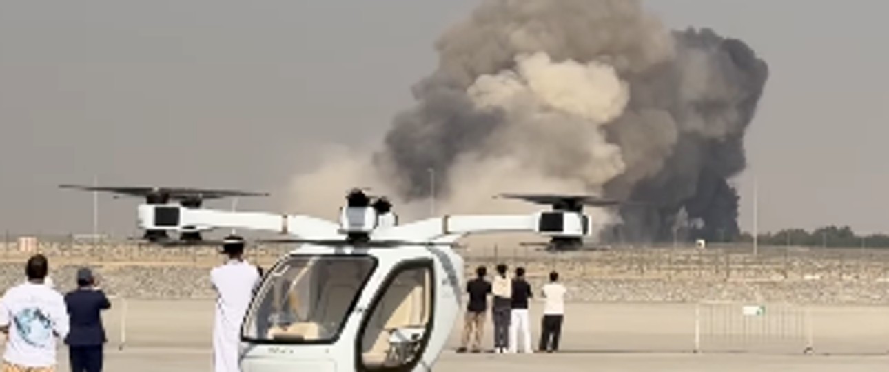 Rauch über der Dubai Air Show: Ein Militärjet ist mutmaßlich abgestürzt.