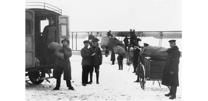 November 1919: Die Deutsche Luft-Reederei fliegt Post zwischen Berlin und anderen Städten, als der Eisenbahnverkehr wegen Streik und Kohlenmangel zum Erliegen kommt.