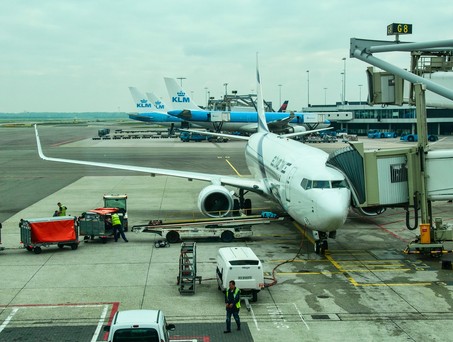 Boeing 737 von El Al am Flughafen Amsterdam: Der Zoll kontrolliert Reisende auf Waren aus von Israel besetzten gebieten.