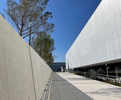 Terminal 2 liegt rund 300 Meter nördlich von Terminal 1. Es ist ein Zweckbau, aber architektonisch nicht ohne Charme.