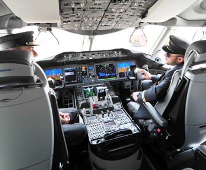 Piloten im Cockpit: Vor dem Flug noch die letzten Entscheidungen treffen.