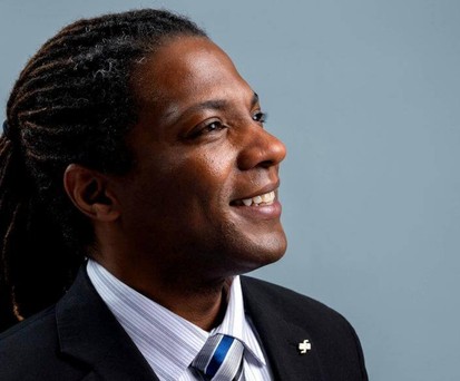 Männer dürfen bei United jetzt auch Haare haben, die über die Schulter reichen.