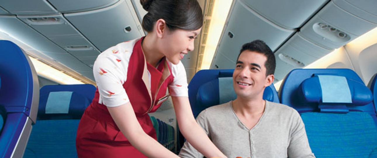 Flugbegleiterin von Cathay Pacific: Ob sie auch den richtigen Passagier bedient?