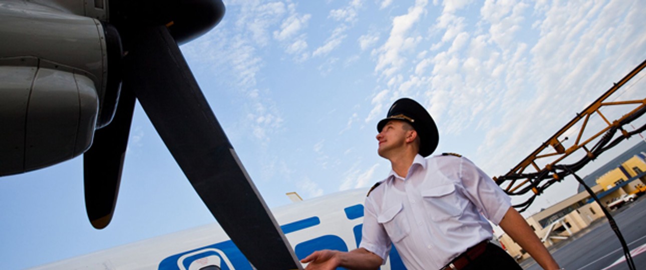 UT-Air-Pilot prüft eine ATR: Waren die Tragflächen vereist?
