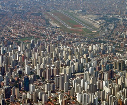 São Paulo Congonhas liegt heute mitten in der Stadt. Bei guten Verkehrsverhältnissen ist man vom Stadtzentrum in 20 Minuten am Gate.