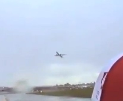 Der Flieger bleibt mitten in der Luft fast stehen.