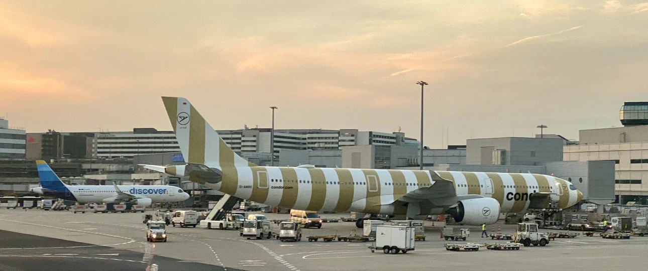 Jets von Condor und der Lufthansa-Tochter Discover in Frankfurt: Ferienflug-Konkurrenz.