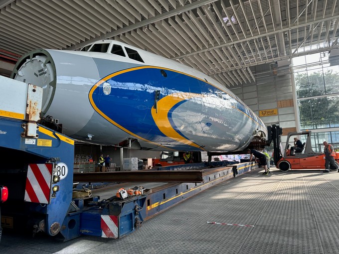 ... wurde das Flugzeug erst einmal angehoben ...
