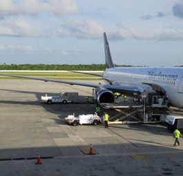 Blue Panorama Boeing 767-300 er auf dem Juan Alberto Gomez  Flughafen in Varadero, Kuba.