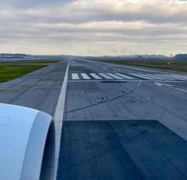 Boeing 777 fährt auf Startbahn: Es gibt lange Pisten und längere.