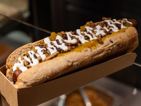 Der Hotdog Bastardo von Frau Hund: Noch bis September dürfen sich alle First-Class-Reisenden bei Swiss über den Gourmetsnack freuen. 