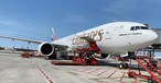 Boeing 777-3000 ER von Emirates am Gate in Hamburg.