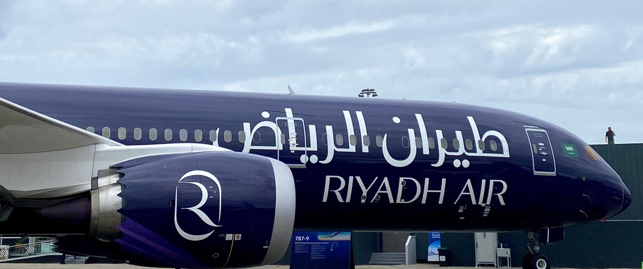 Das erste Flugzeug in einer Lackierung von Riyadh Air, hier bei der Paris Air Show: Das Logo ist auf den Triebwerken ...