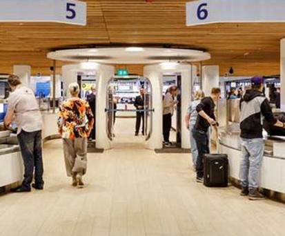 Effizienterer Sicherheitscheck in Amsterdam: An zwei Wartelinien in Atlanta prüft Delta das neue Abfertigungssystem aus Europa.