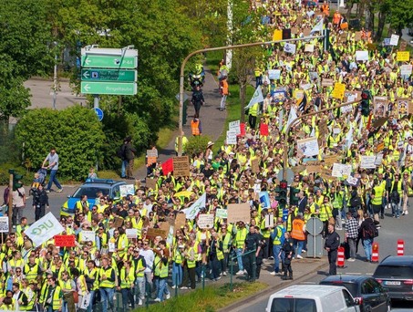 Protest der Lufthansa-Belegschaft am 15. April in Frankfurt: Über 1000 Angestellte zogen am Hangar One vorbei in dem der Konzern-Vorstand eine Gala zum Jubiläum abhielt.