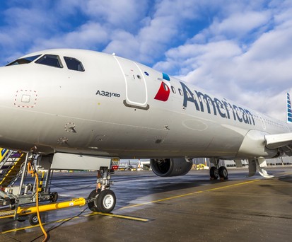 American Airlines verbindet die Ost- mit der Westküstenmetropole Los Angeles und fliegt den Flughafen LAX an.