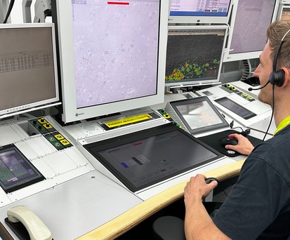 So sieht ein Arbeitsplatz bei der DFS in München aus.